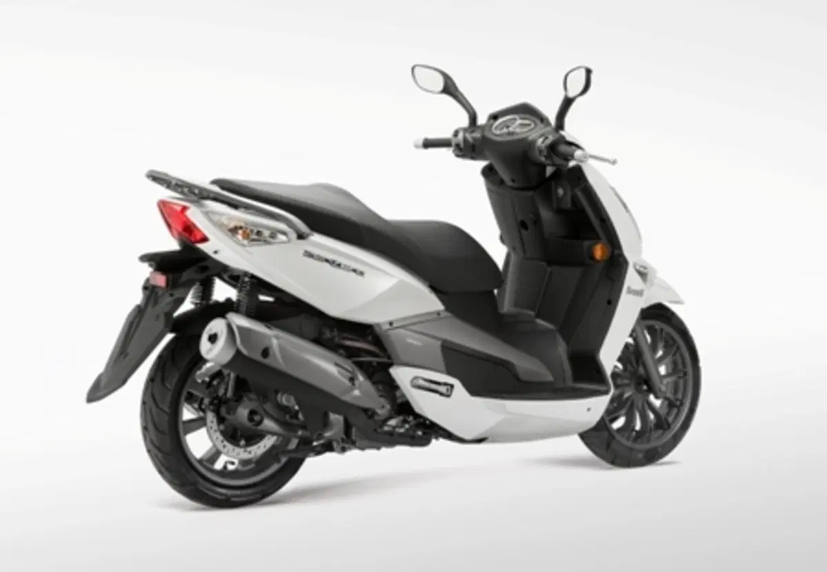 Nuovo scooter Benelli ZenZero 350. Ad aprile a 3.590 Euro (4)