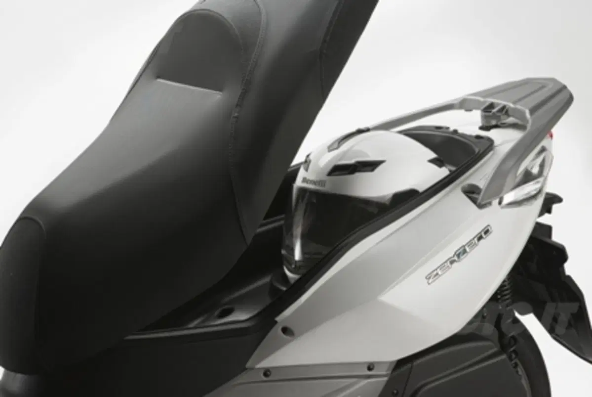 Nuovo scooter Benelli ZenZero 350. Ad aprile a 3.590 Euro (8)