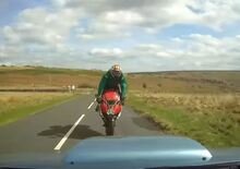 Frontale tra moto e auto a 113 km/h: l'airbag salva la vita al motociclista