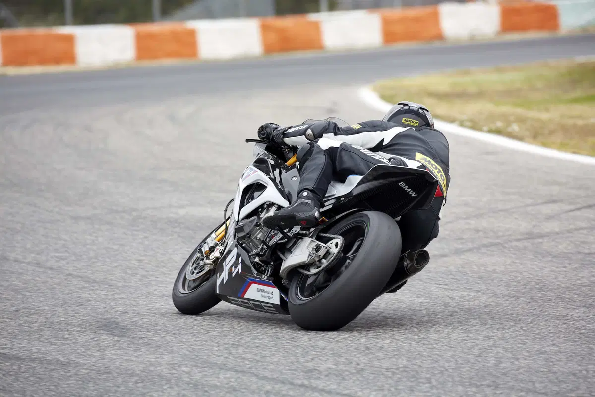 BMW HP4 Race - Carbonio al potere (2)