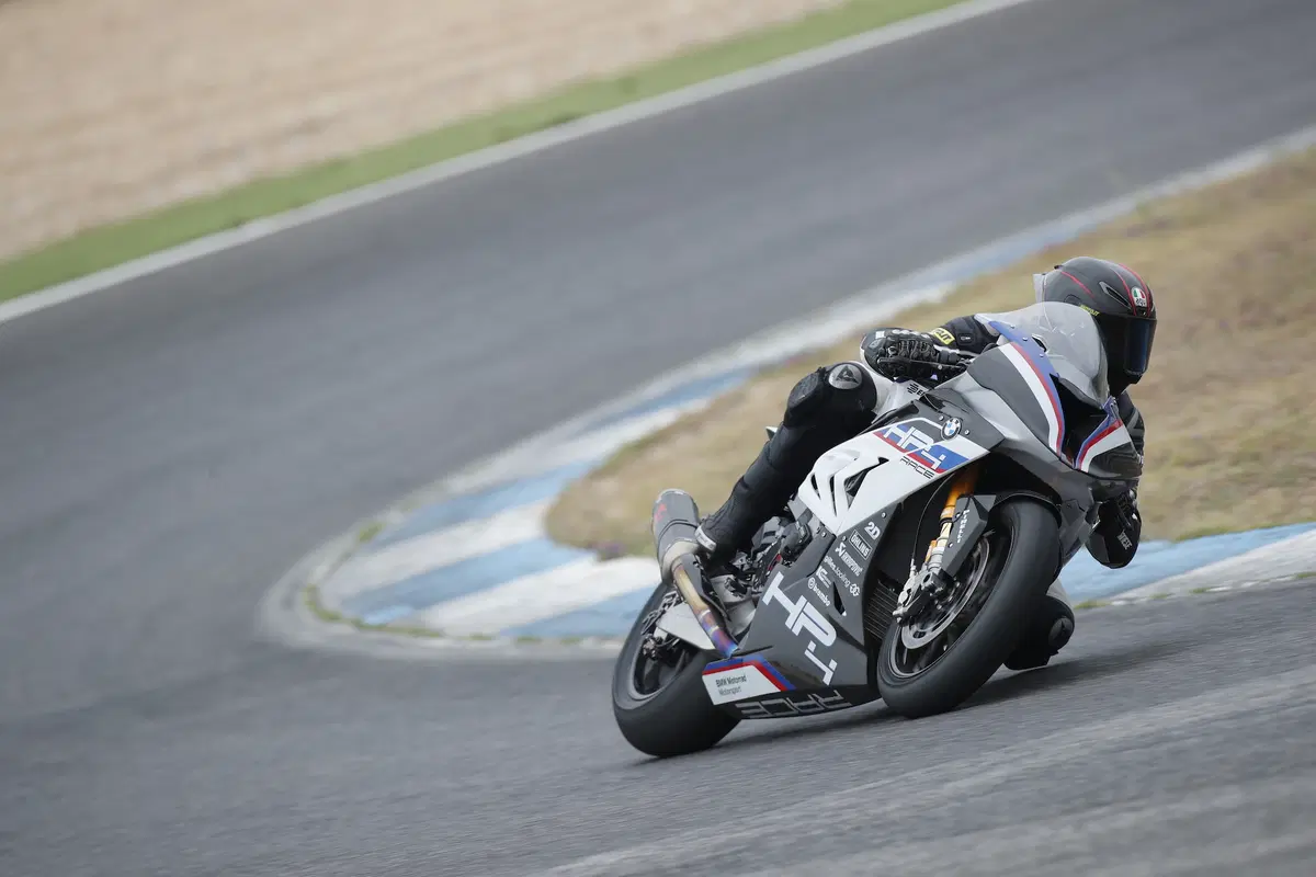 BMW HP4 Race - Carbonio al potere (5)