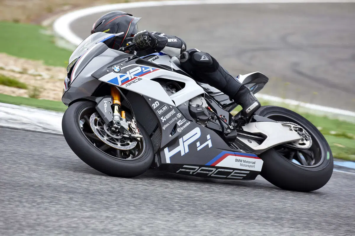 BMW HP4 Race - Carbonio al potere (6)