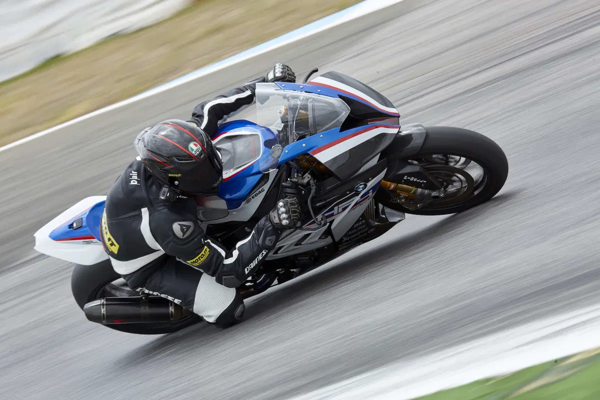 BMW HP4 Race - Carbonio al potere (7)