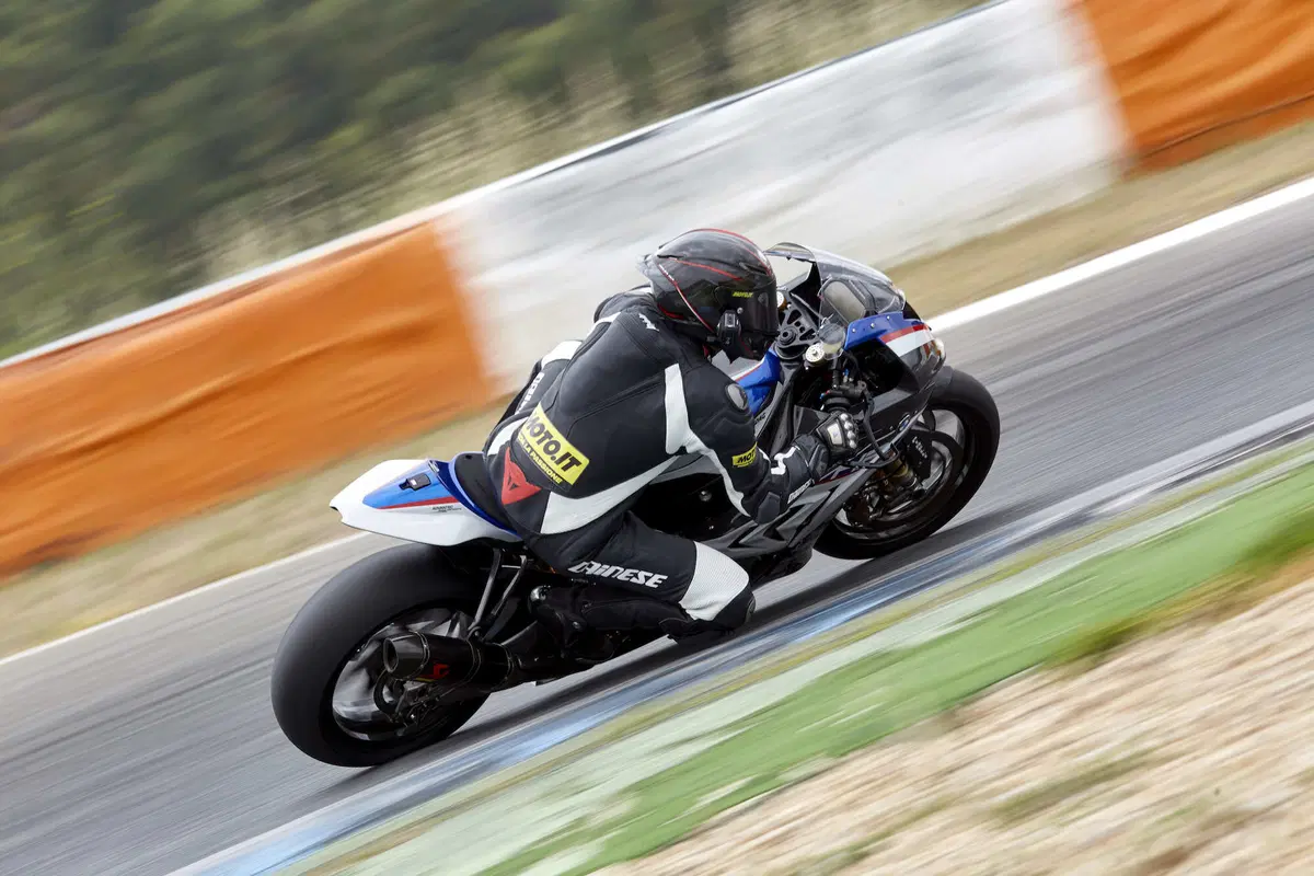 BMW HP4 Race - Carbonio al potere (8)