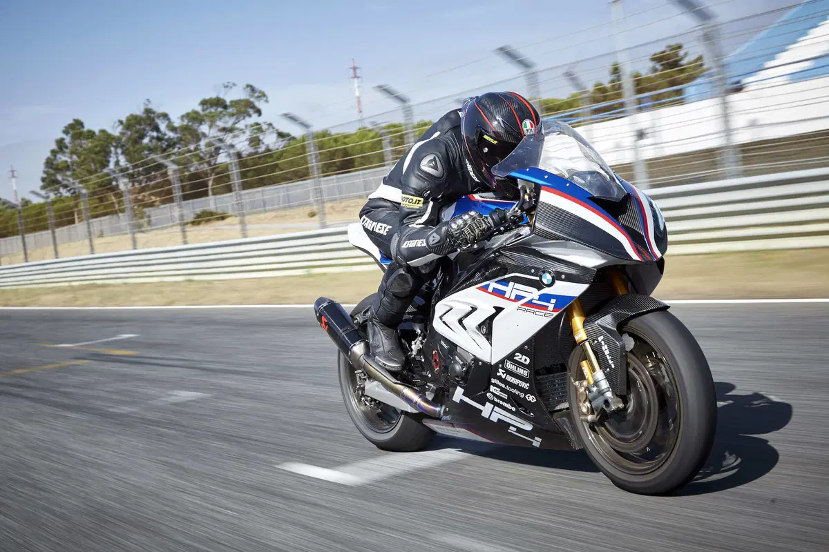 BMW HP4 Race - Carbonio al potere (10)