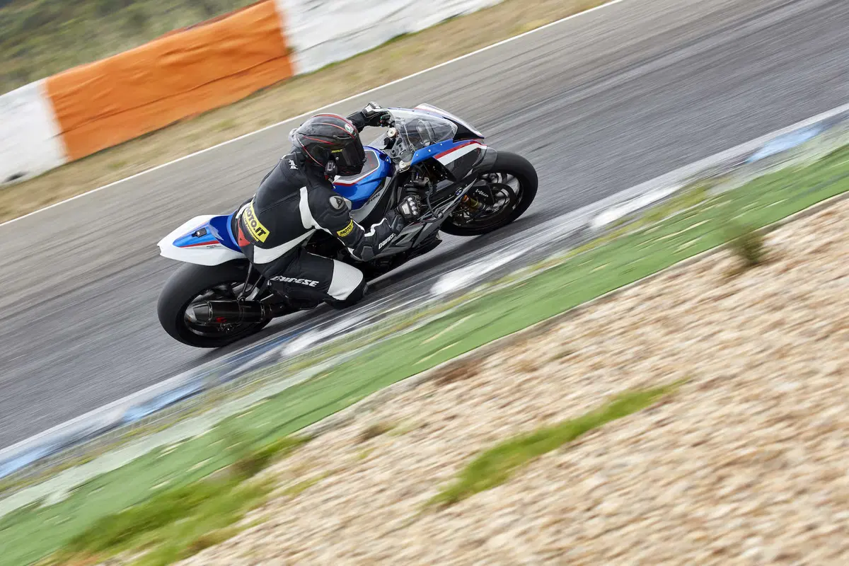 BMW HP4 Race - Carbonio al potere (12)
