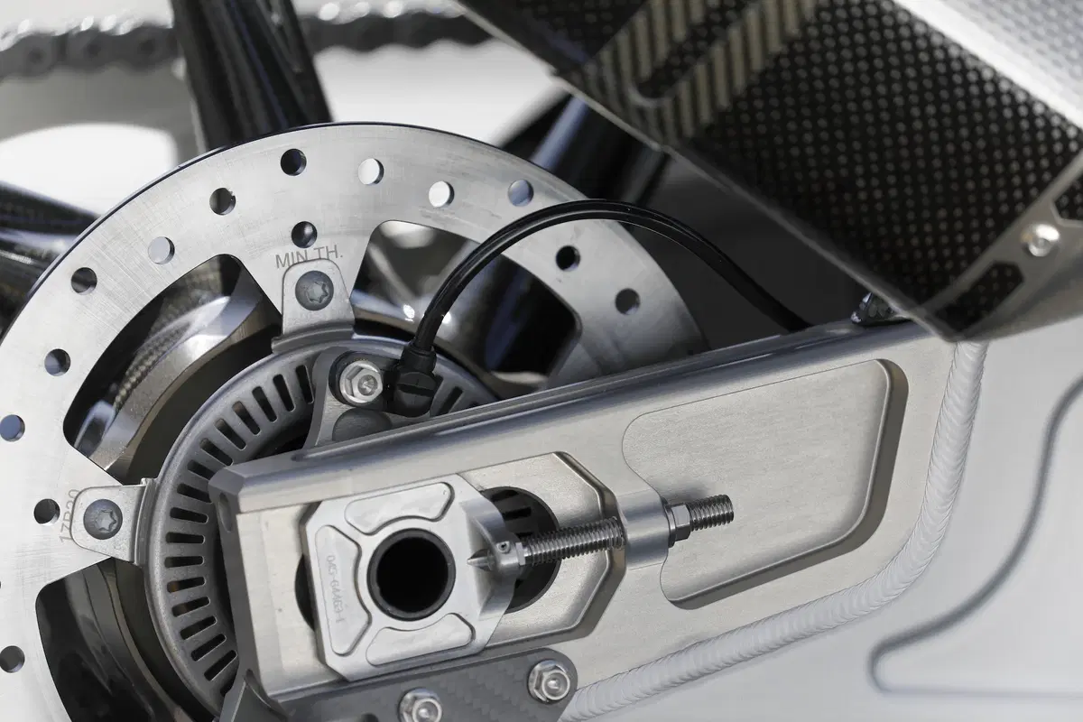 BMW HP4 Race - Carbonio al potere (32)