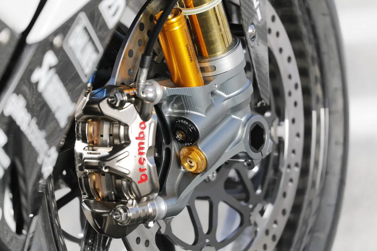 BMW HP4 Race - Carbonio al potere (33)