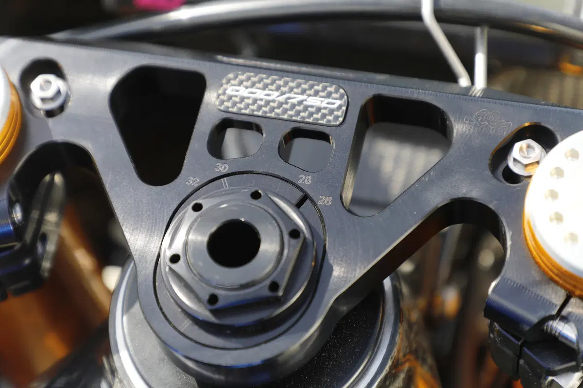 BMW HP4 Race - Carbonio al potere (36)