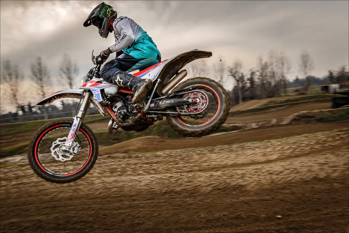 Beta 125 Enduro TEST 2 tempi vs 4 tempi: sfida in pista