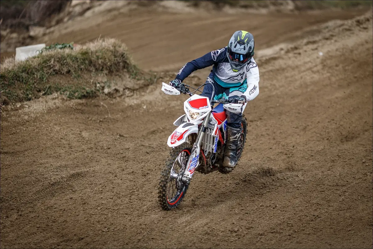Beta 125 Enduro TEST 2 tempi vs 4 tempi: sfida in pista (10)