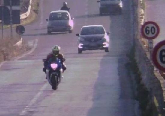 A 210 km/h dove il limite è di 60. Motociclista fermato e patente ritirata