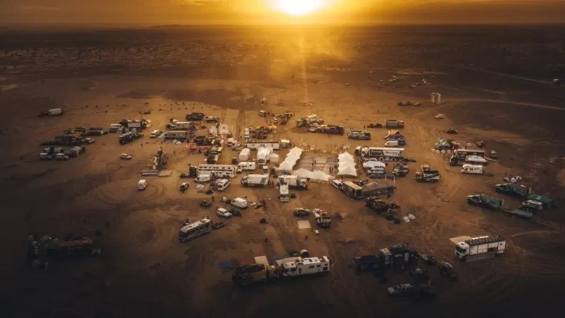 Africa Eco Race. D-8. Poskitt, KTM, nell&rsquo;affresco di Tidjikja