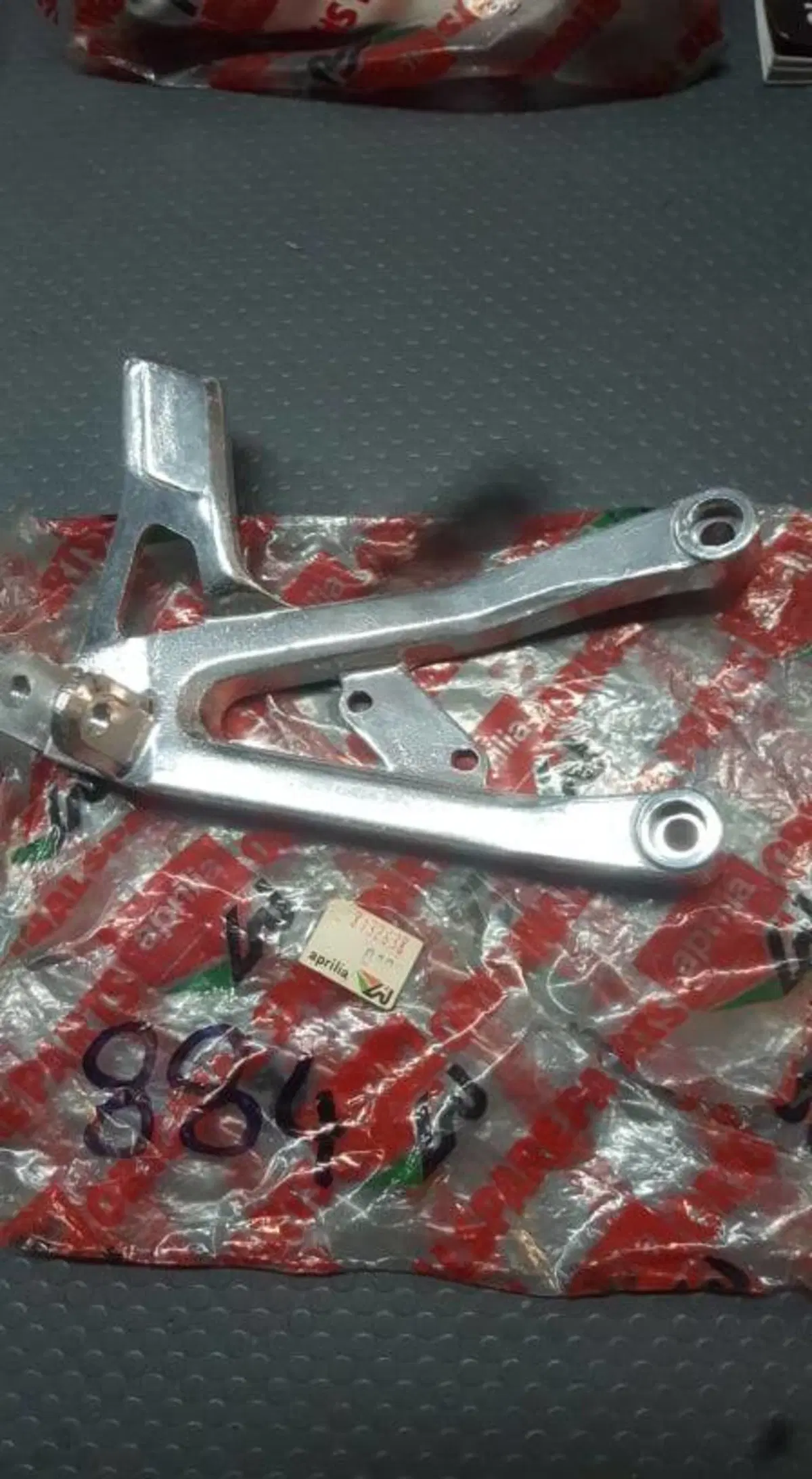 SUPPORTO PEDANA DX PASSEGG. AF1 125 SINTESI/REPLIC Aprilia