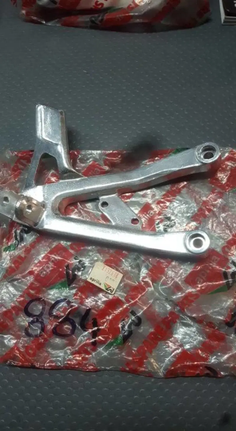 SUPPORTO PEDANA DX PASSEGG. AF1 125 SINTESI/REPLIC Aprilia