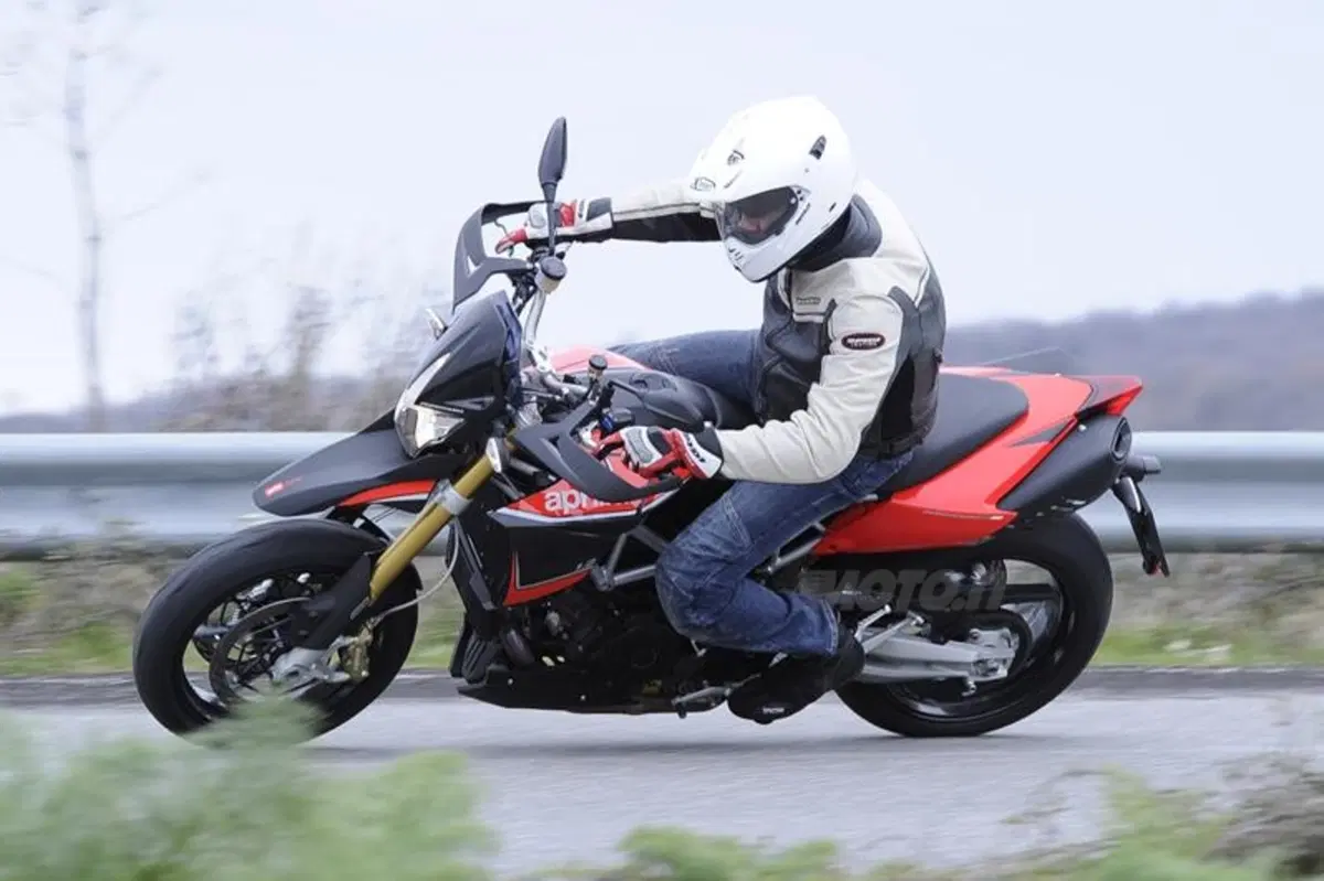 Aprilia Dorsoduro 1200 2012  (2)