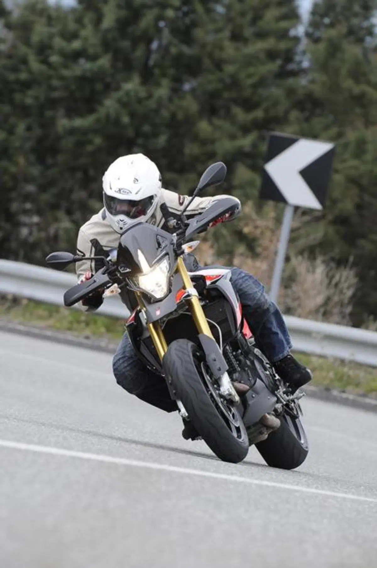 Aprilia Dorsoduro 1200 2012  (4)
