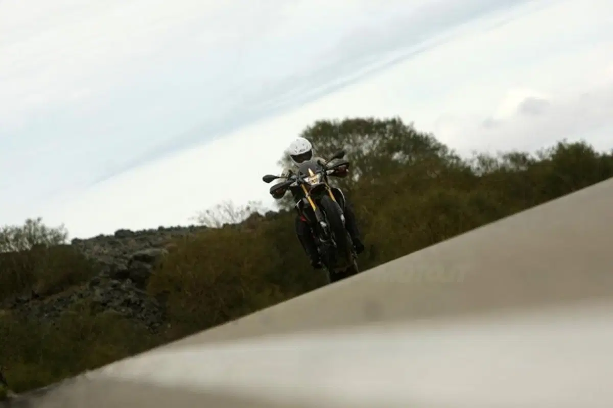 Aprilia Dorsoduro 1200 2012  (9)