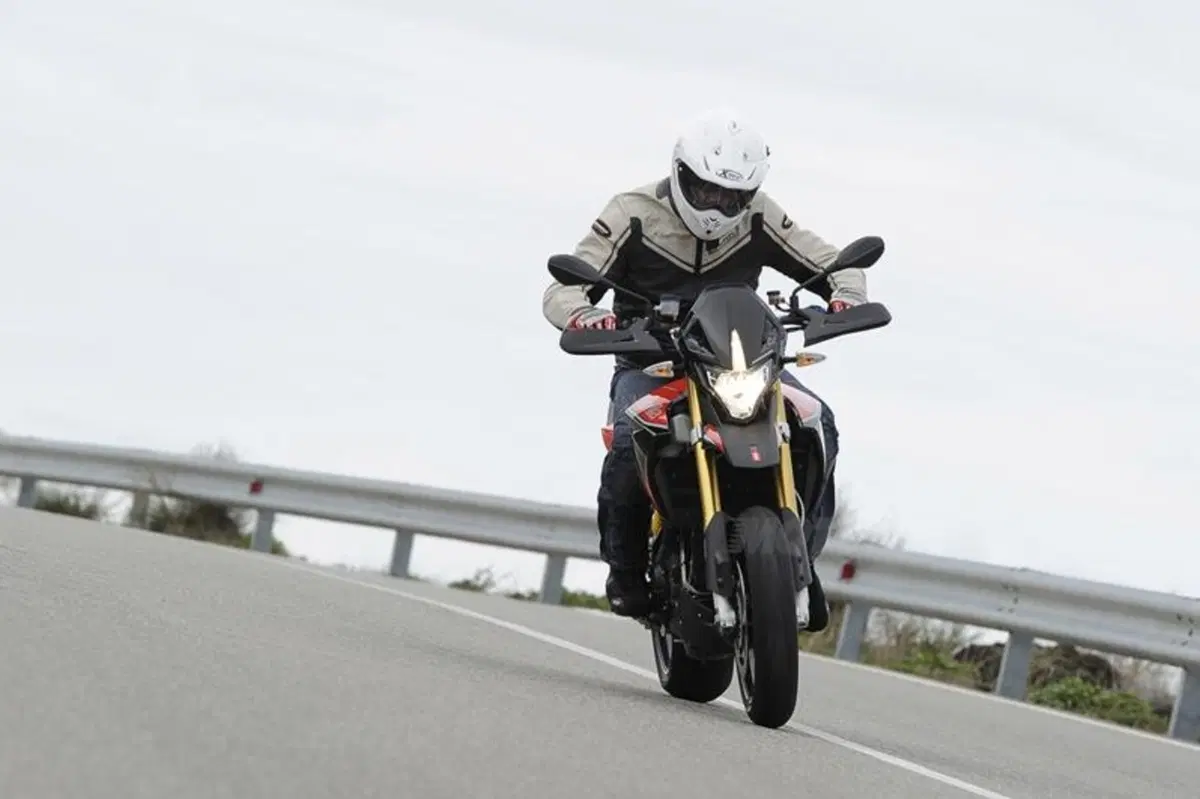 Aprilia Dorsoduro 1200 2012  (15)