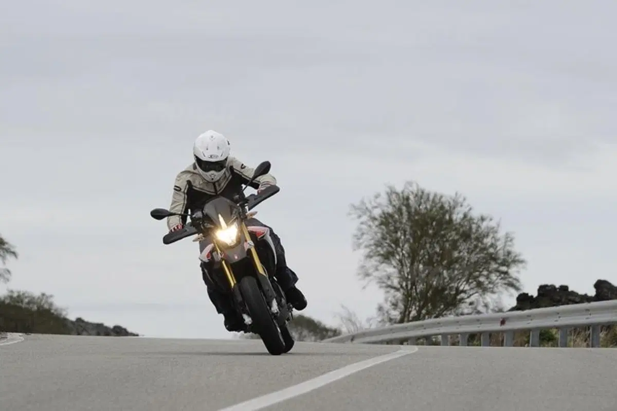 Aprilia Dorsoduro 1200 2012  (16)