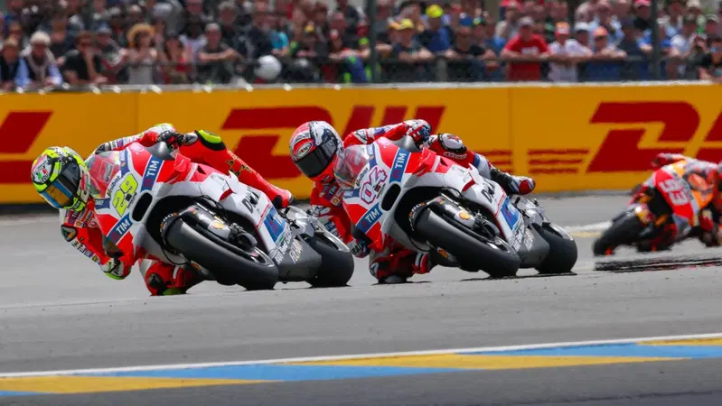MotoGP 2016. Iannone, M&agrave;rquez e Dovizioso: tutti gi&ugrave; per terra