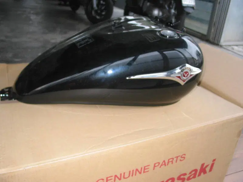 Serbatoio benzina Kawasaki VN900 (3)