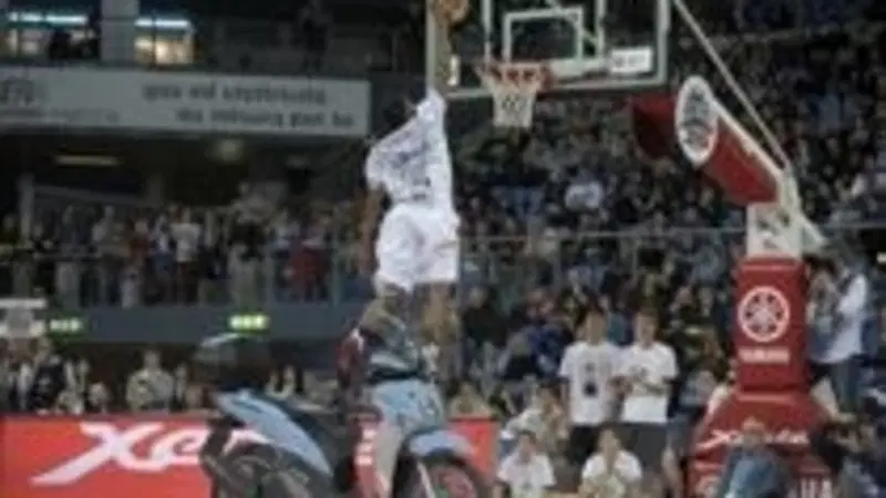 James White vince il "Yamaha Xenter Slam Dunk Contest"