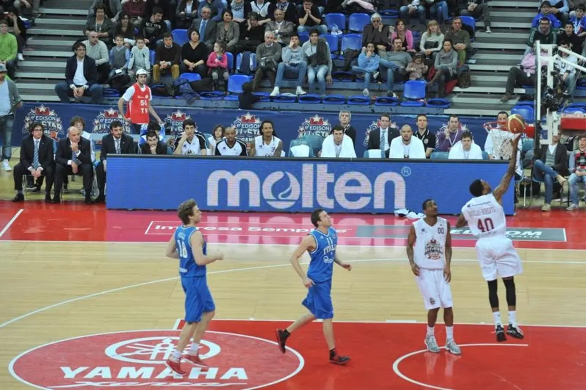 James White vince il "Yamaha Xenter Slam Dunk Contest"
