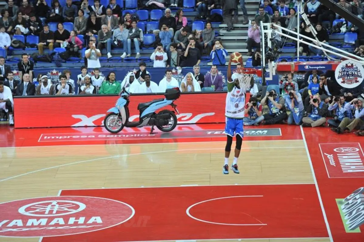 James White vince il "Yamaha Xenter Slam Dunk Contest" (2)