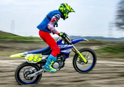 Valentino Rossi: allenamento con la moto da cross [VIDEO]