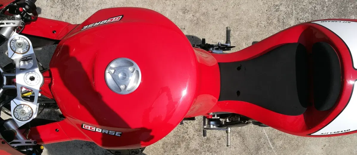 Le Moto Guzzi di serie trasformate da Guareschi Corse (8)