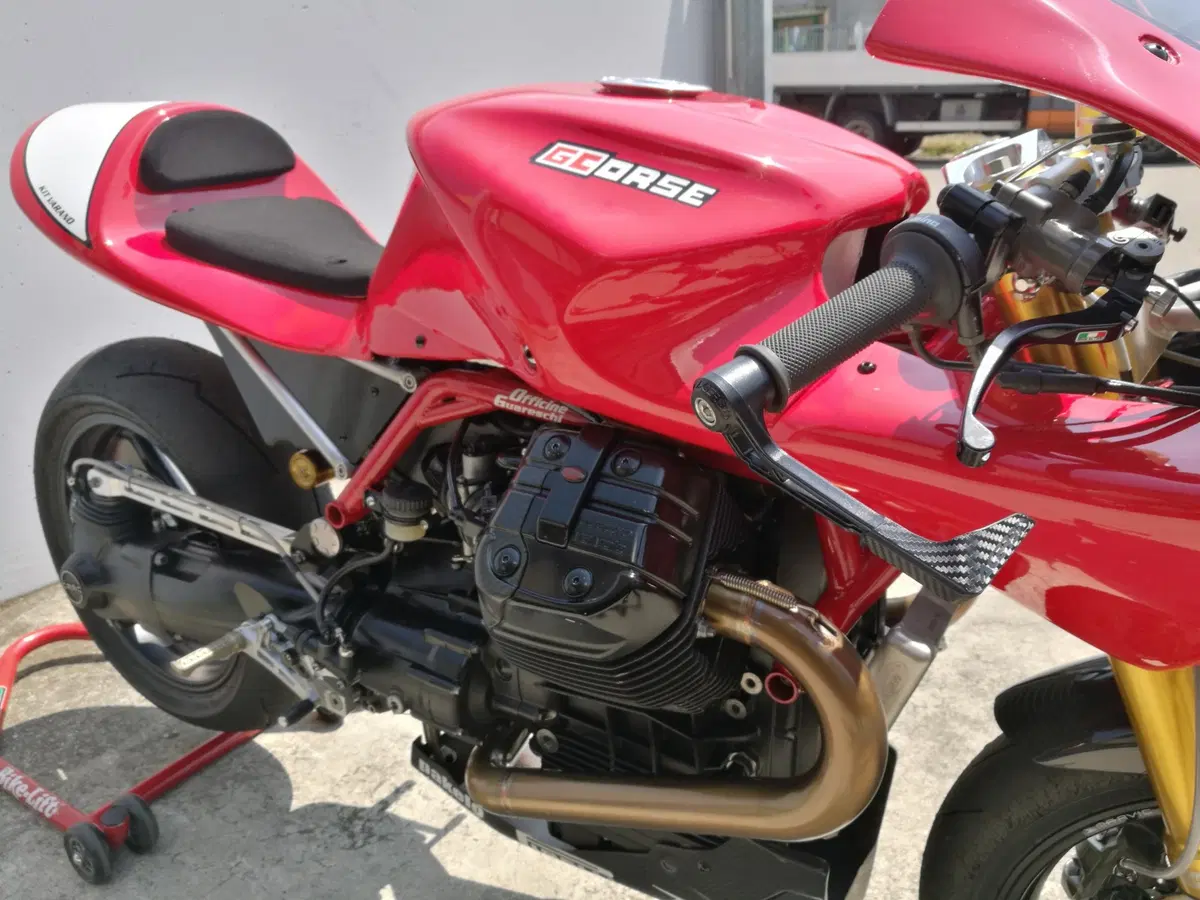 Le Moto Guzzi di serie trasformate da Guareschi Corse (7)