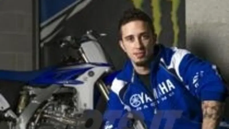 Andrea Dovizioso si allena con la moto da Cross