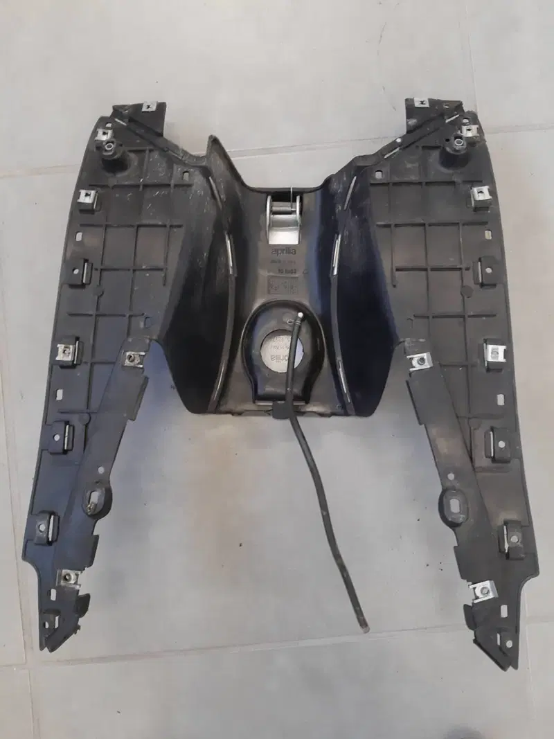Aprilia Leonardo Poggia Piedi (2)