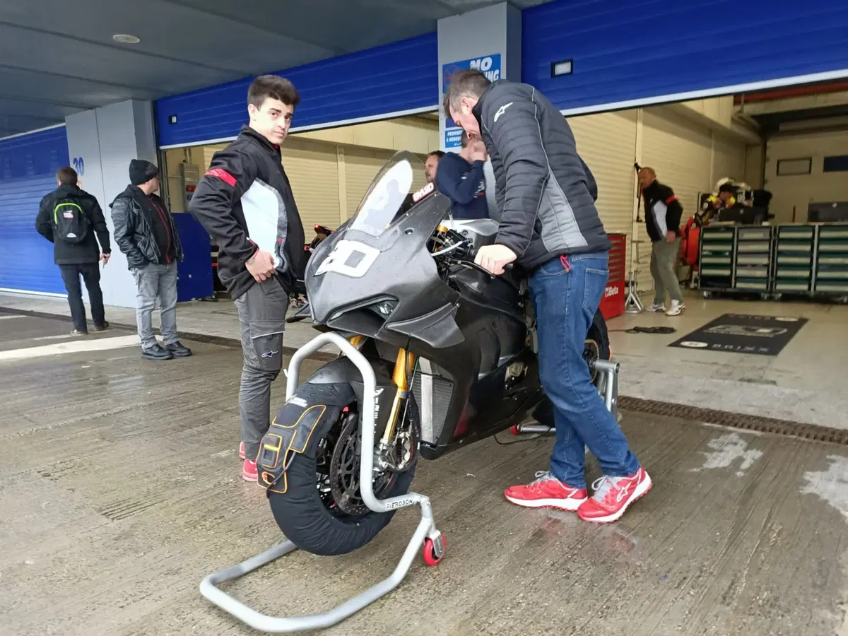 Test SBK. Debutto bagnato per la nuova Honda