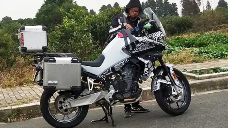 CFMoto e KTM: arriva una moto Adventure 800? Ecco le foto!