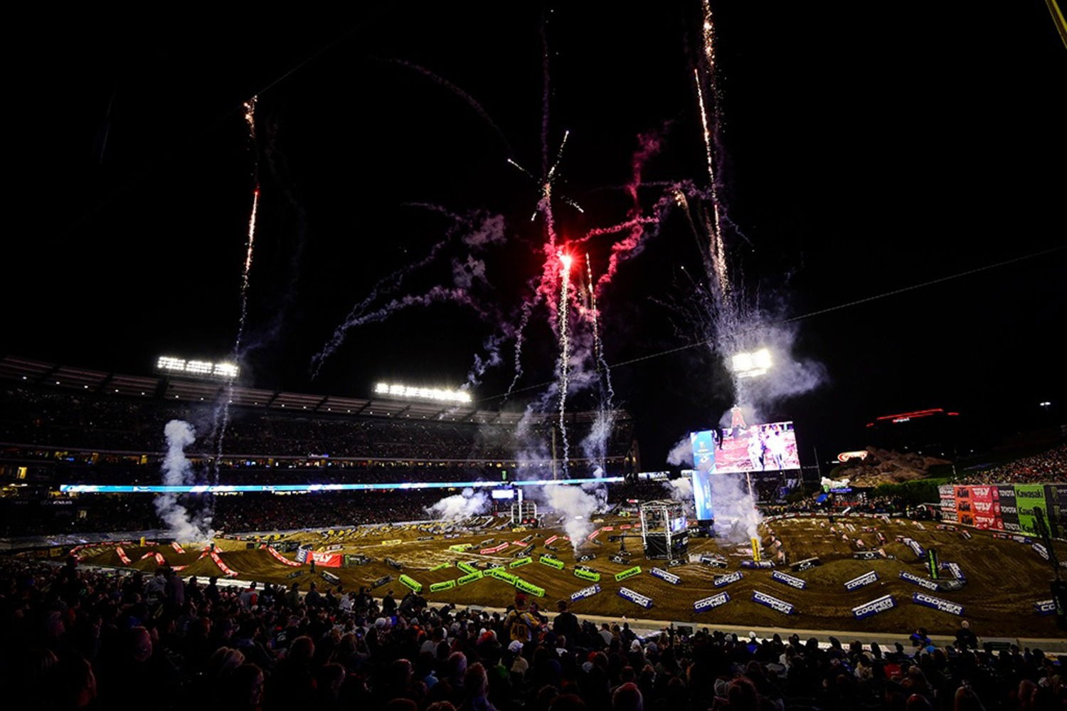 Gallery. Lo spettacolo del Supercross è fuori dalla pista