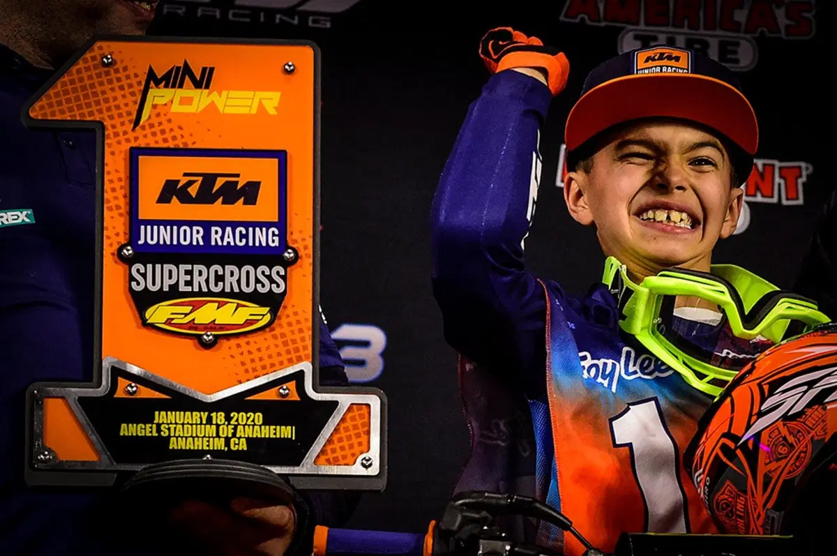 Gallery. Lo spettacolo del Supercross è fuori dalla pista (52)