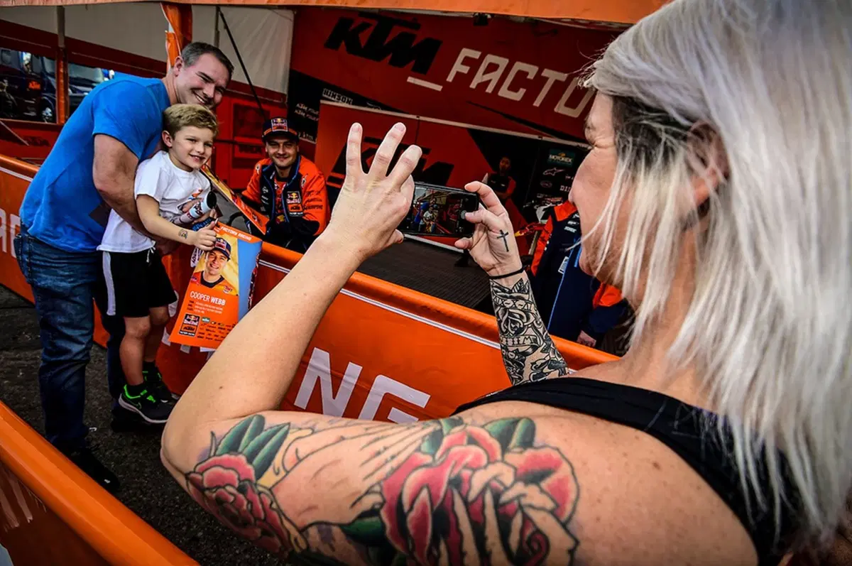 Gallery. Lo spettacolo del Supercross è fuori dalla pista (71)