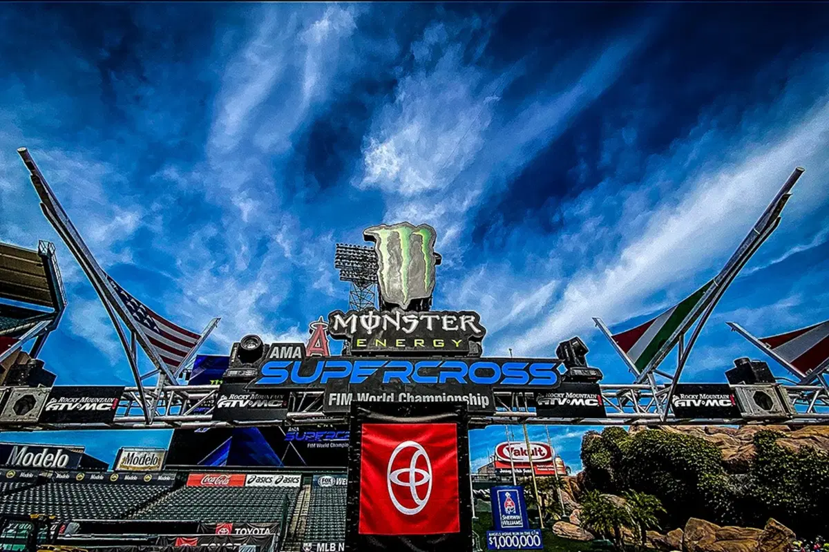 Gallery. Lo spettacolo del Supercross è fuori dalla pista (82)