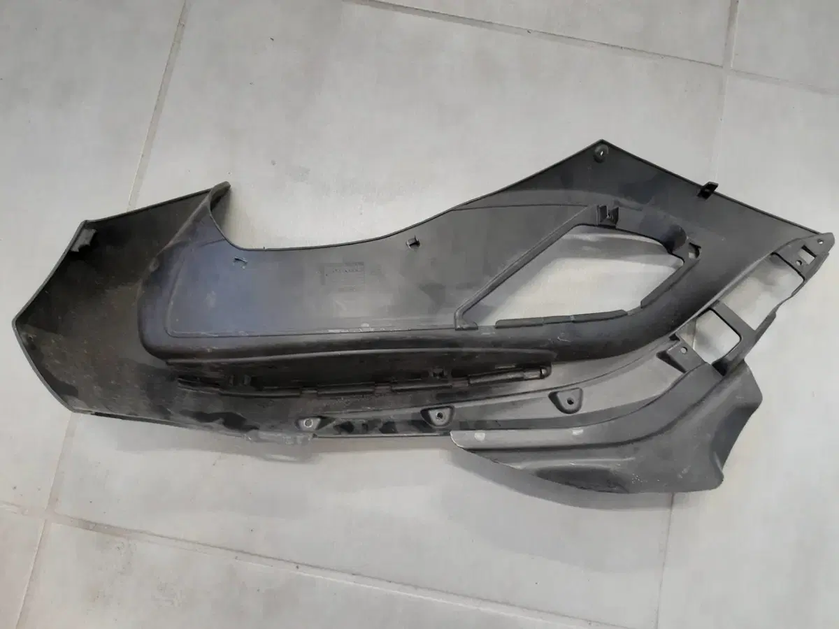 Carena pedana dx Piaggio Beverly 300 (2)