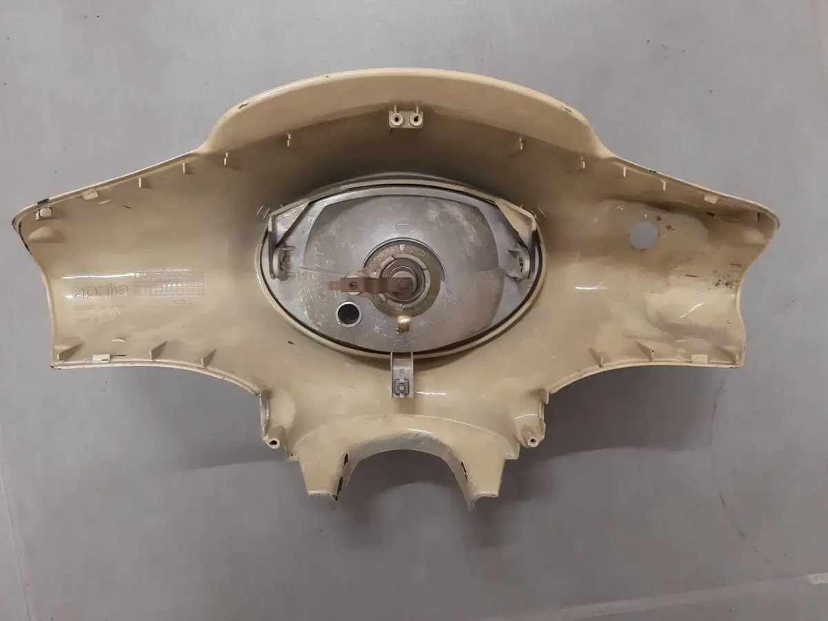 Coperchio manubrio Aprilia Scarabeo 50 (2)