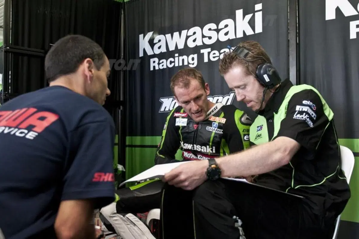 Tom Sykes su Kawasaki impressiona nei test SBK di Aragon (3)