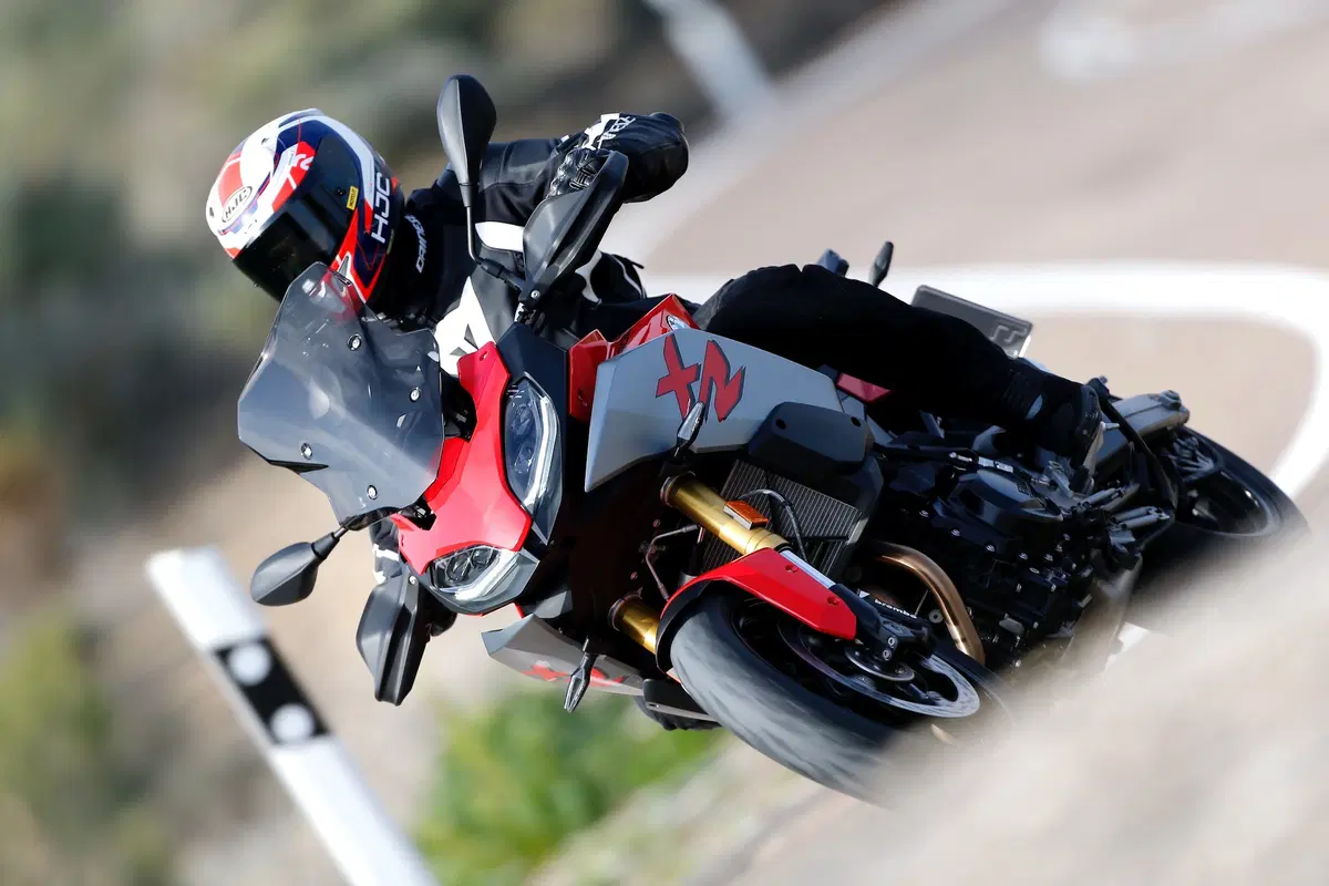 BMW F900 XR. Crossover accessibile