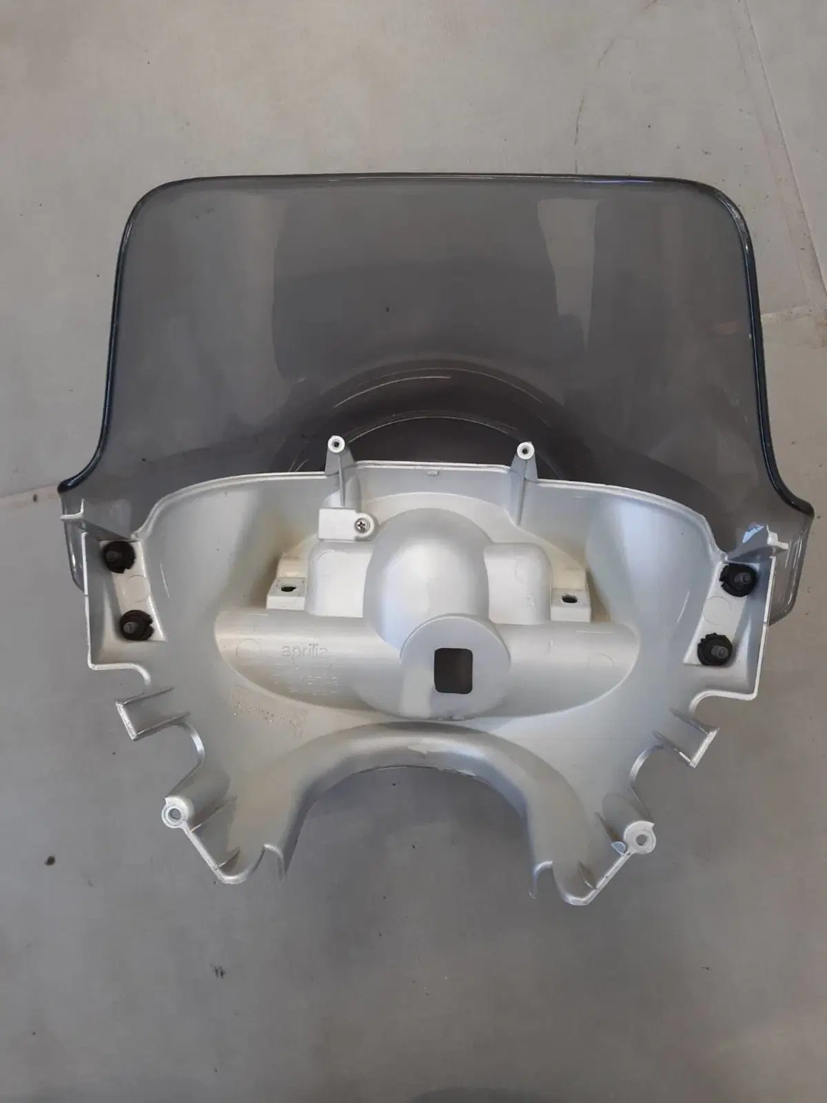 Coperchio manubrio ant Aprilia Scarabeo (2)