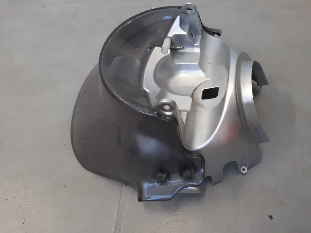 Coperchio manubrio ant Aprilia Scarabeo (4)