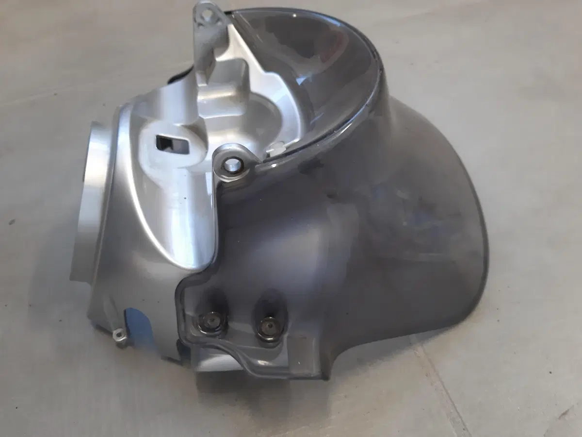 Coperchio manubrio ant Aprilia Scarabeo (3)