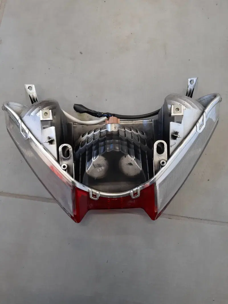 Fanale posteriore Yamaha t max 08/11 (2)