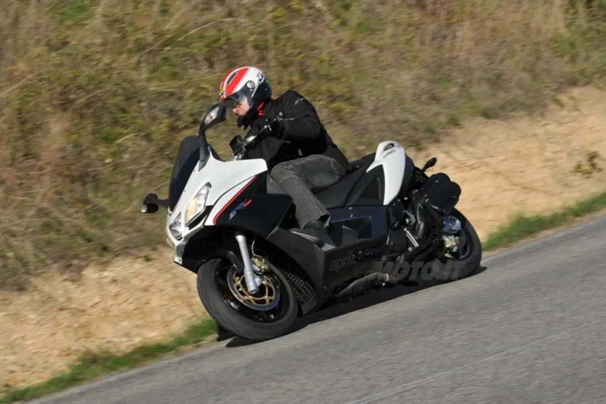 Aprilia SRV 850   (6)