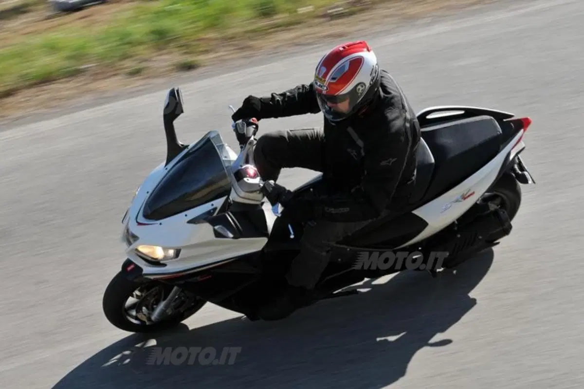 Aprilia SRV 850   (7)